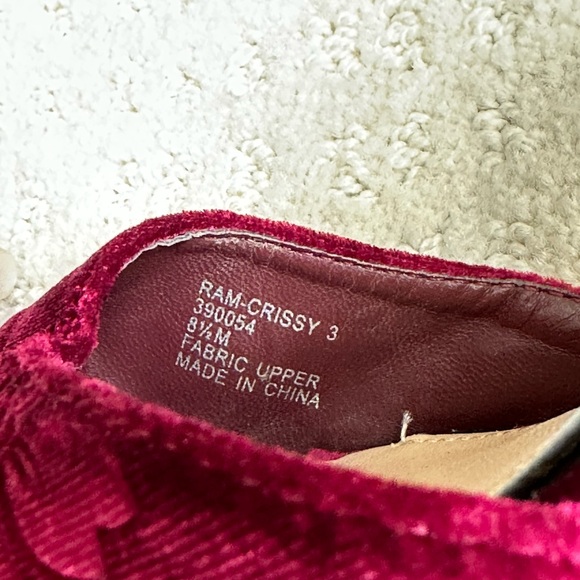 Woman’s Rampage Velvet Wedges patterned 4.5 inch heel. Size 8.5 M, color: Maroon - Picture 6 of 10